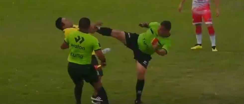 VIDEO: Árbitro lanza una brutal patada de karate a miembro de un equipo en pleno partido