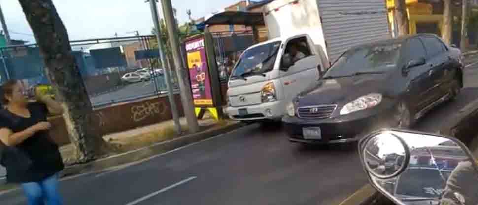 Captan a peatona usando el celular cuando cruzaba la calle