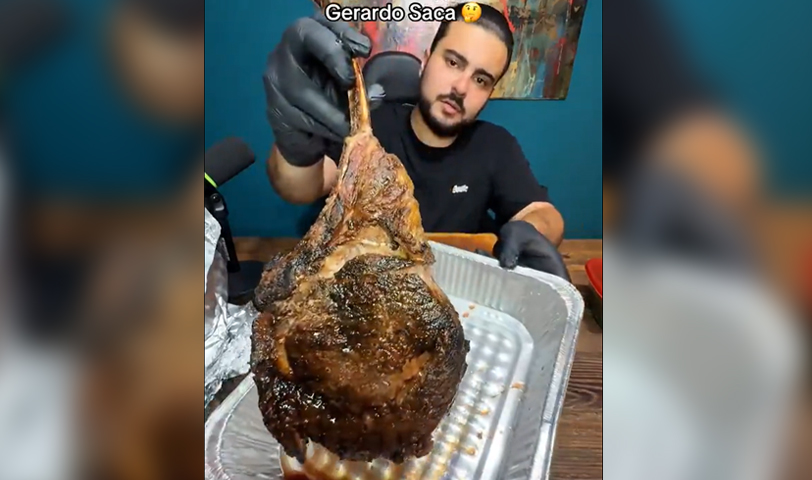 Le llueven críticas al hijo de Tony Saca por vender un pedacito de carne a $250