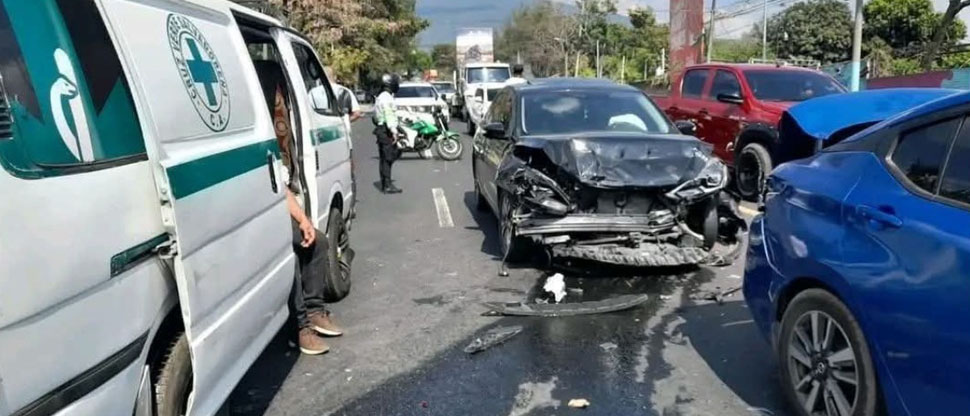 Conductor pierde el control de su vehículo y se accidenta en carretera ...