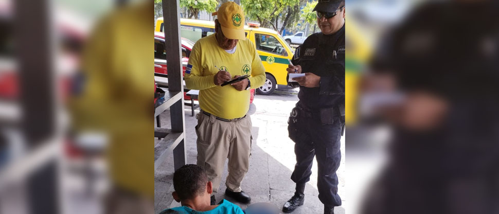 Auxilian a pasajero que cayó de autobús en marcha en San Salvador