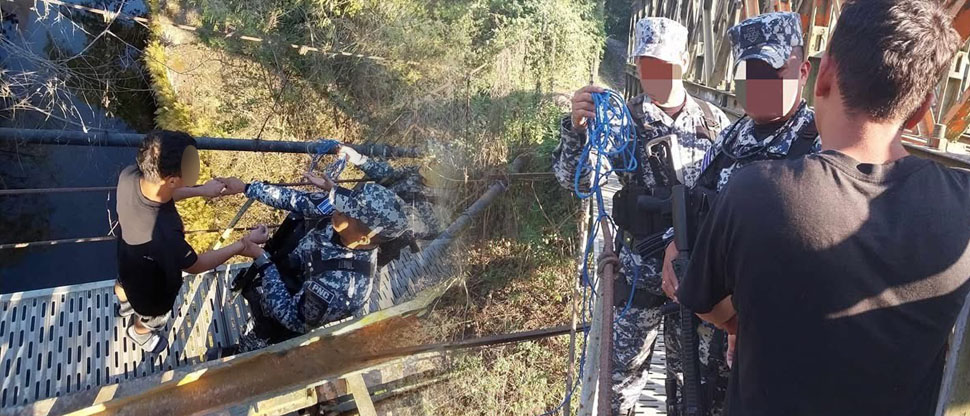 Policías evitan que joven tomara fatal decisión tras su intento de lanzarse desde un puente