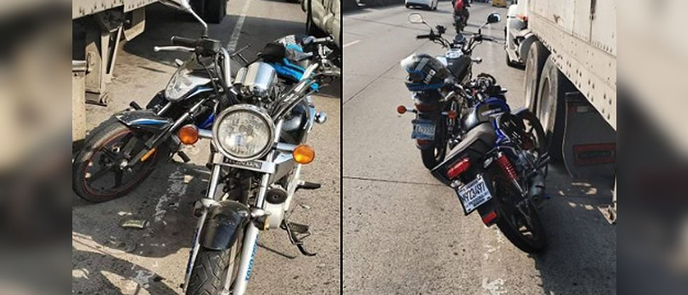 Motociclistas chocan por ir en medio de carriles y casi terminan debajo de una rastra
