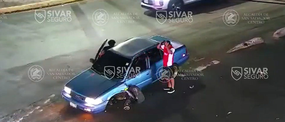 Conductor se lamenta al ver que estrelló su vehículo en los separadores de la Alameda Juan Pablo II