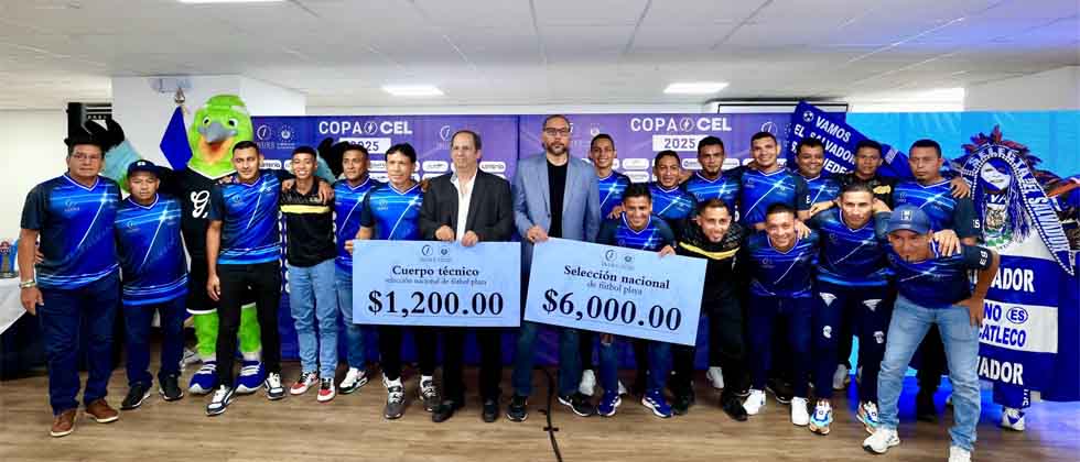 Selecta playera recibe premio por el campeonato en Concacaf y clasificar a la Copa del Mundo