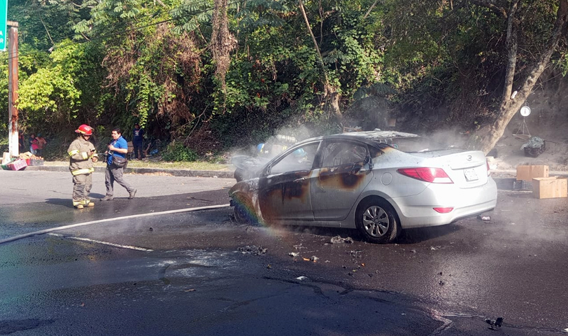 Carro se prende en llamas cuando circulaba en Antiguo Cuscatlán