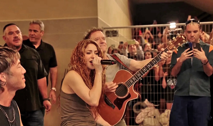 Shakira canta afuera de un hotel tras cancelar todos sus conciertos en Chile