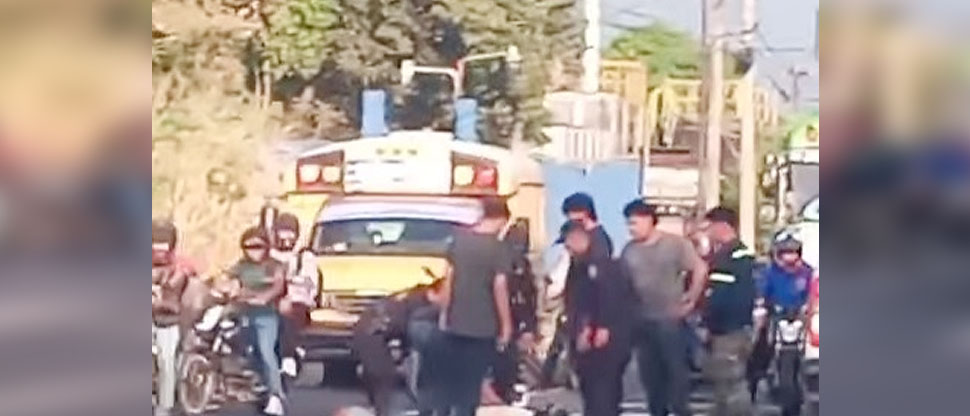 Auxilian a motociclista que fue embestido por una unidad de transporte en carretera a Sonsonate