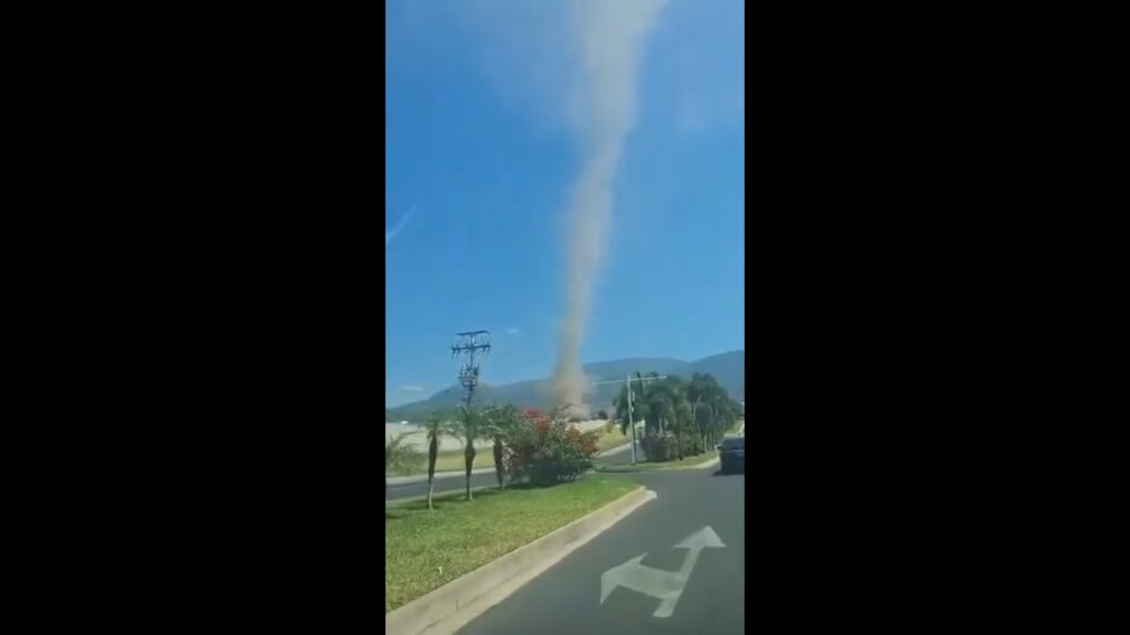 Captan impresionante torbellino en San Juan Opico
