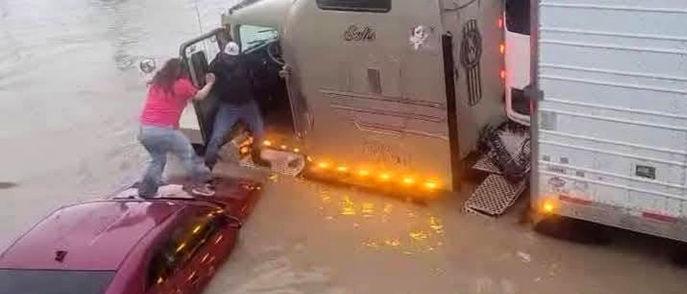 México: trailero se convierte en héroe al rescatar a conductora atrapada en inundaciones