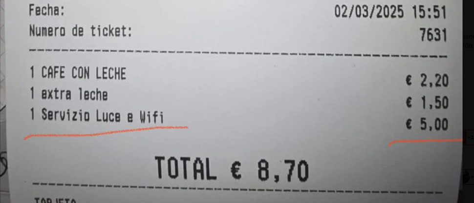 Mujer pide una taza de café y le cobran servicio de wifi y luz