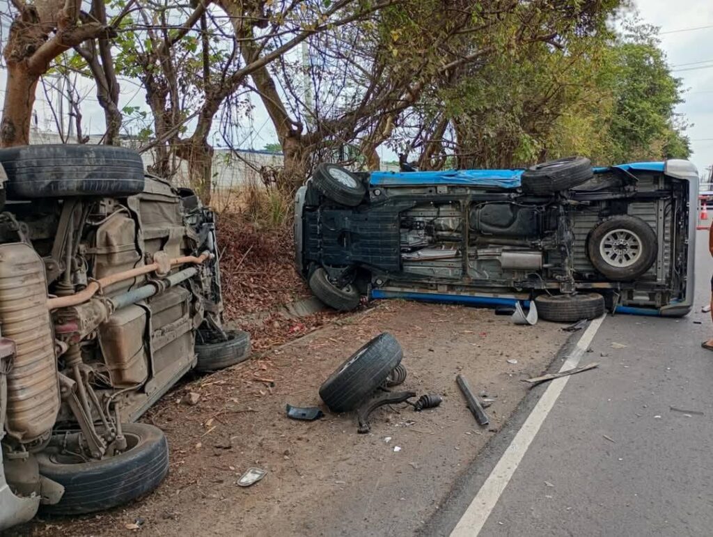 Reportan dos vehículos volcados sobre carretera a Zacatecoluca