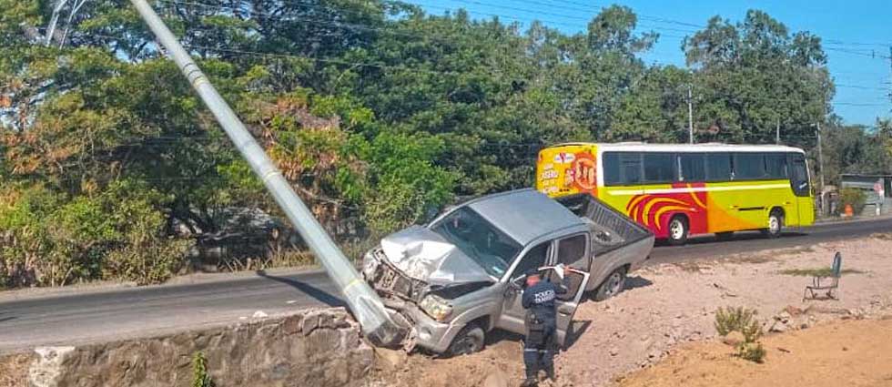 Reportan pick up abandonado tras fuerte choque sobre la carretera Panamericana