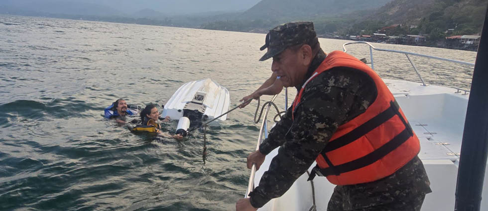Marina auxilia a extranjeros tras volcar en moto acuática en el lago de Coatepeque