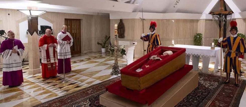 El Vaticano difunde las primeras imágenes del papa Francisco dentro del féretro