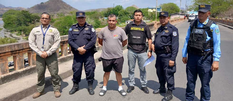 El Salvador entrega a Honduras a sujeto que tenía notificación roja por extorsión continuada