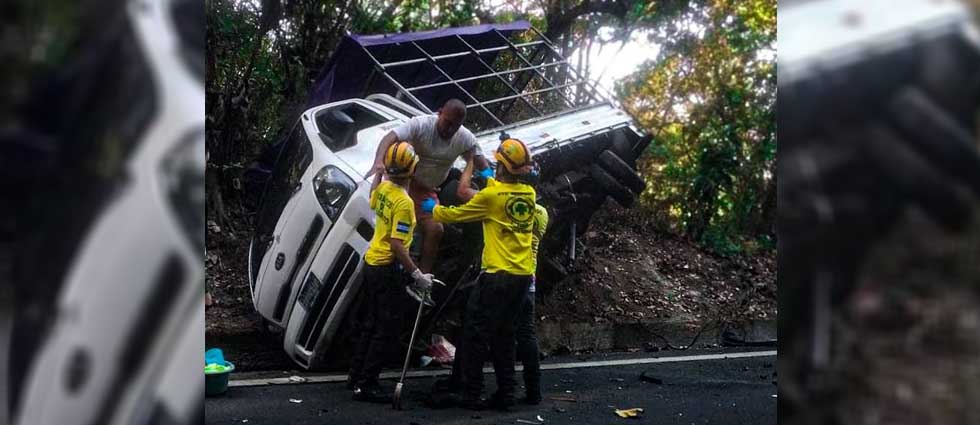 Tres lesionados tras fuerte siniestro vial en Ilopango