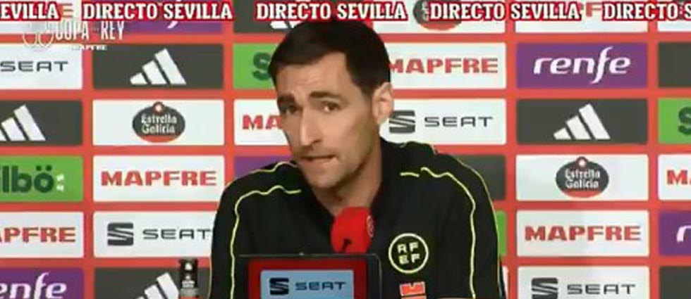 Árbitro de la final Barcelona vs Madrid llora en rueda de prensa por acusaciones que afectan a su familia