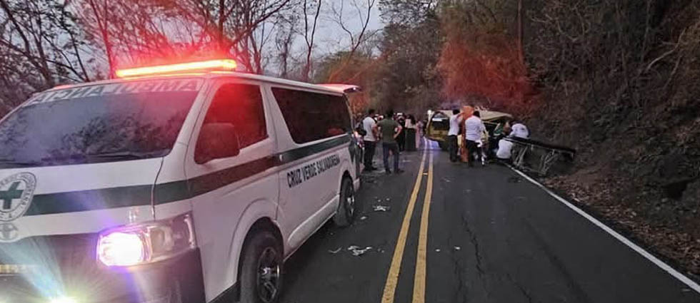 Dos fallecidos y al menos seis lesionados tras grave accidente de tránsito en Cabañas
