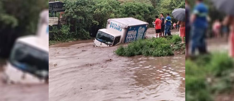 Rescatan a 3 personas luego que camión en que se conducían quedó atrapado en río Chacalapa