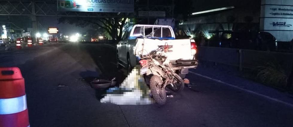 Motociclista fallece tras impactar contra pick up detenido frente a centro comercial en Colón