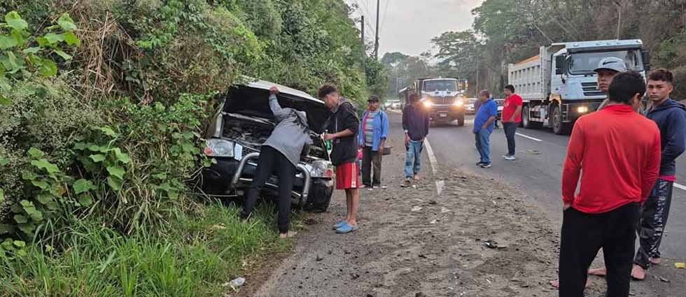 Reportan varios lesionados tras choque de un pick up y un camión en Santa Ana