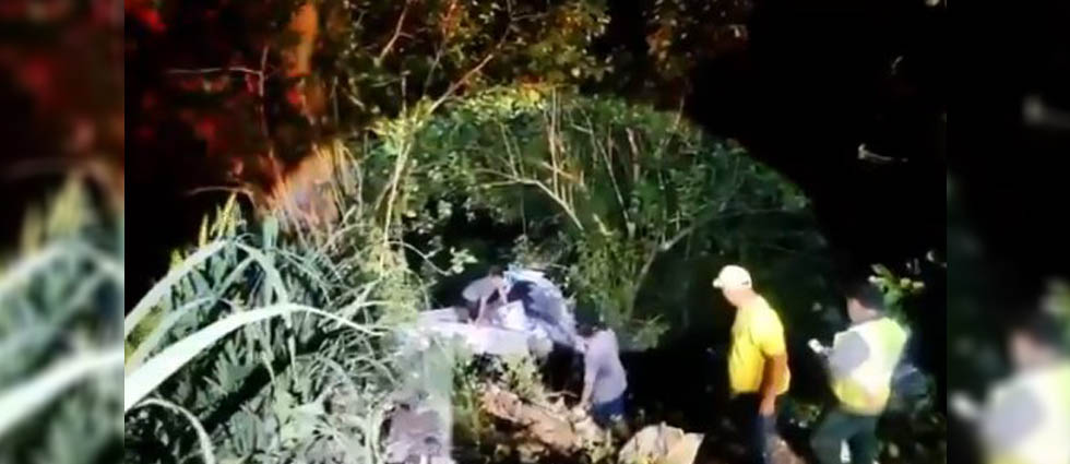 Conductor se salva de milagro tras caer a un precipicio en Sonsonate