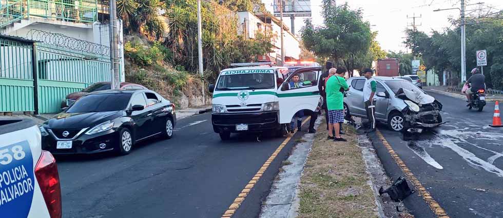 Conductora se accidenta tras esquivar a un perro en la 75 avenida Norte de San Salvador