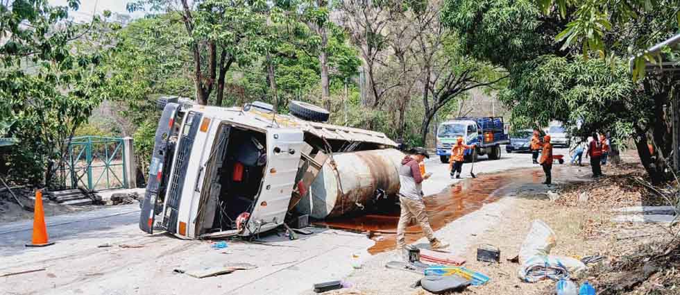 Camión vuelca al esquivar un autobús de la R-235 que presentó desperfectos mecánicos