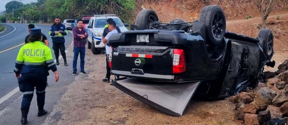 Dos personas ¡resultan solo con lesiones leves! tras siniestro por conducir a excesiva velocidad