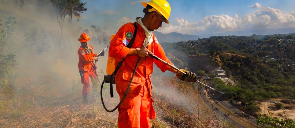 Sofocan incendio en terreno con abundante maleza seca