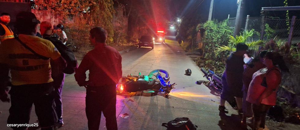 Dos lesionados deja fuerte accidente entre motociclistas