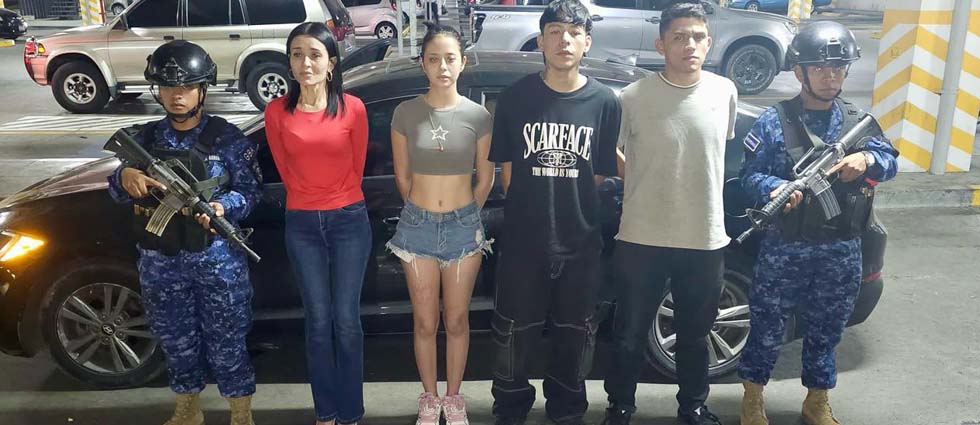 Capturan con droga a cuatro personas en el parqueo de un centro comercial de San Salvador