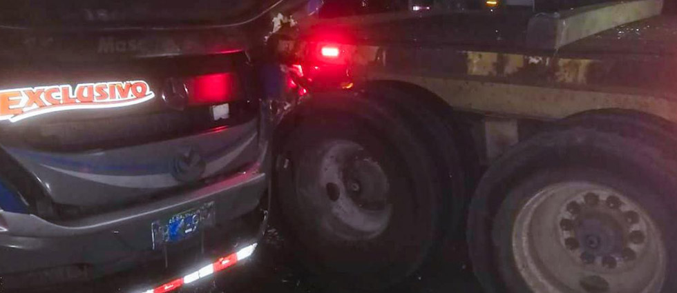 Varios lesionados tras choque de un microbús contra una rastra en Sonsonate
