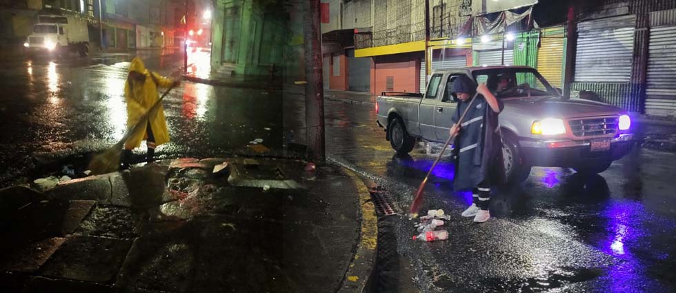 En plena lluvia, hacen limpieza en calles ante basura lanzada y riesgo de inundaciones en la capital