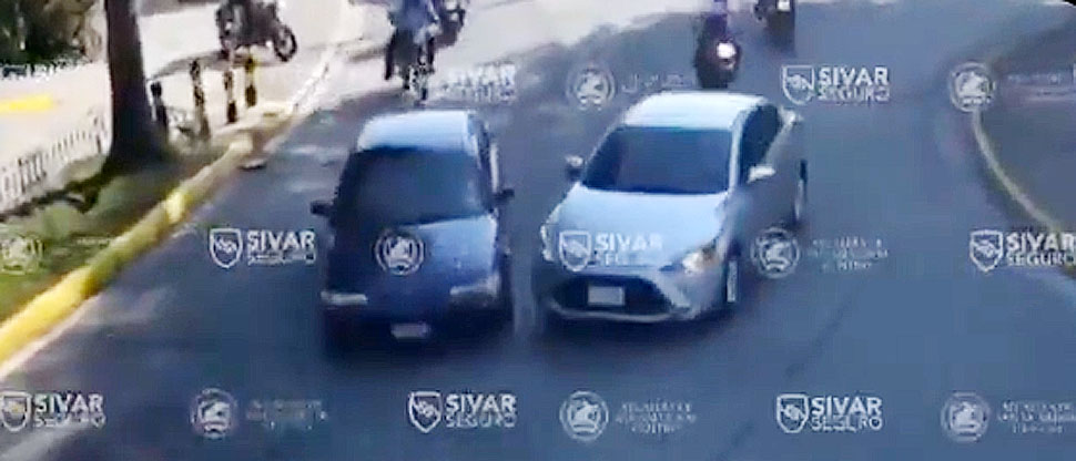 Captan momento cuando conductor invade carril y provoca accidente en redondel Torogoz