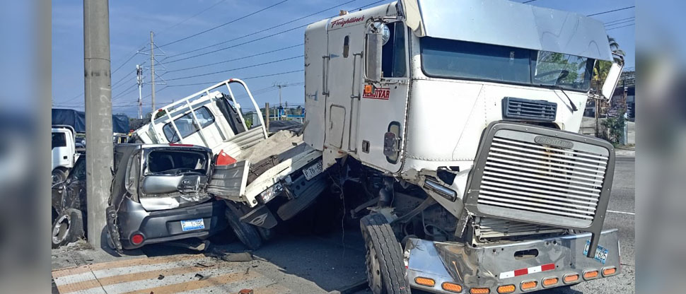 Vehículo Kia Soul queda contraminado tras aparatoso accidente en carretera de Oro