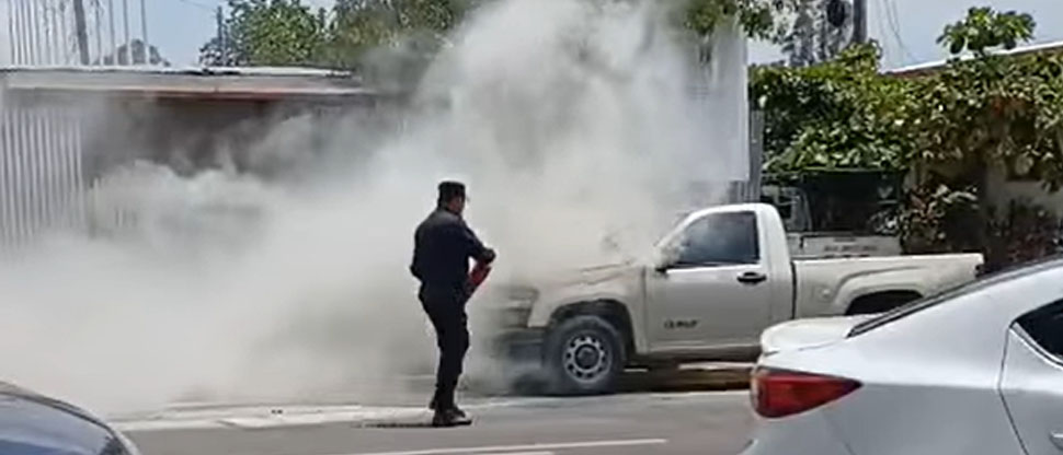 Agente de la PNC evita que pick up sea reducido a cenizas por incendio