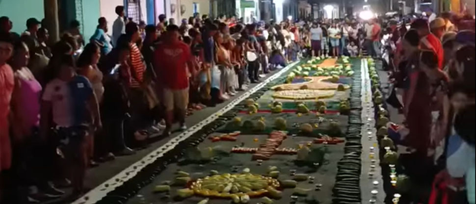 Sonsonatecos se lanzan sobre curiosa alfombra hecha con frutas y verduras