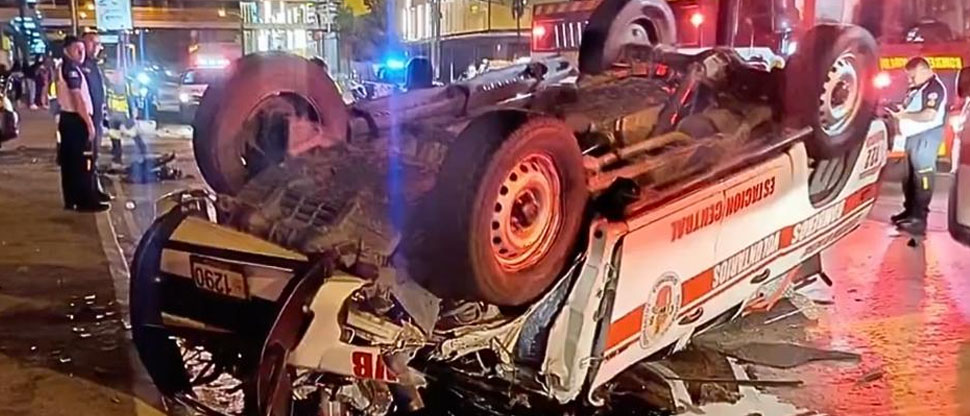 Dos bomberos resultan lesionados tras vuelco de ambulancia en la capital de Guatemala