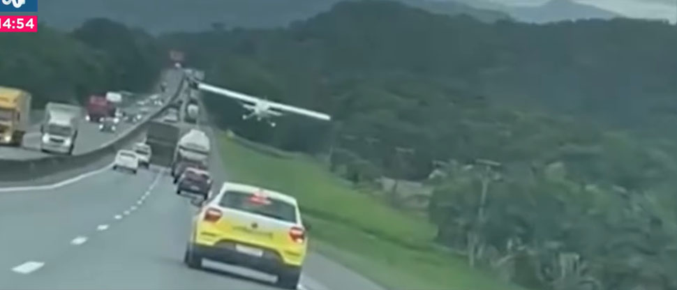 Piloto aterriza de emergencia en autopista en Brasil y evita una tragedia