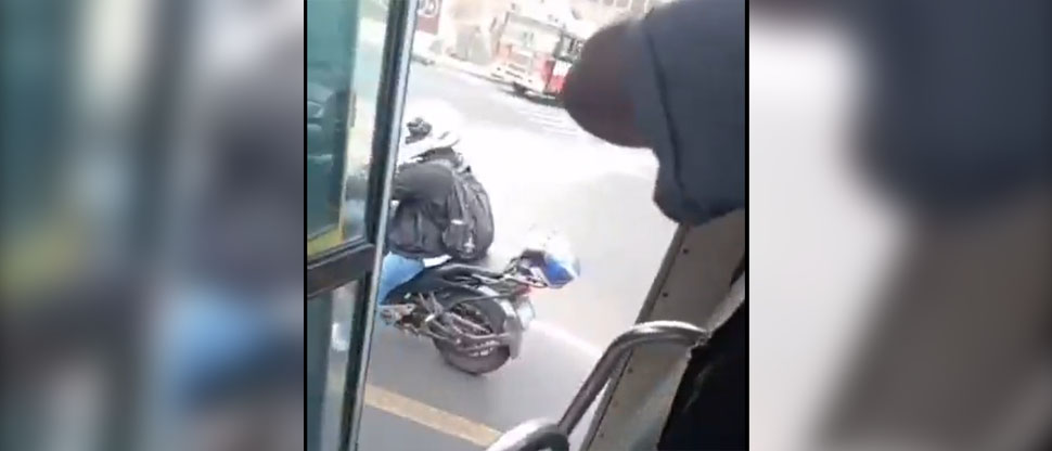 Denuncian a motociclista agresivo que bloqueó el paso a bus de la ruta 48, Santa Marta
