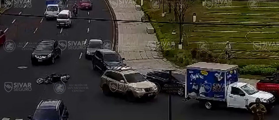 Motociclista termina en el asfalto por invadir carril en el monumento al Divino Salvador del Mundo