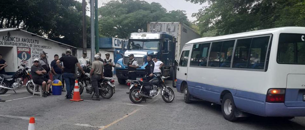 Protesta por mal estado de carreteras en Guatemala bloquea el tráfico en la frontera Anguiatú