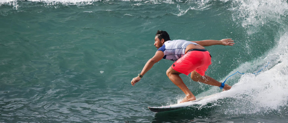 Salvadoreño Bryan Pérez sigue avanzando en el Surf City El Salvador Pro 2025