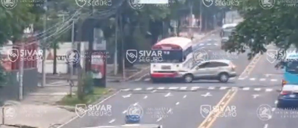 Captan cuando busero choca contra camioneta por irrespetar luz roja del semáforo