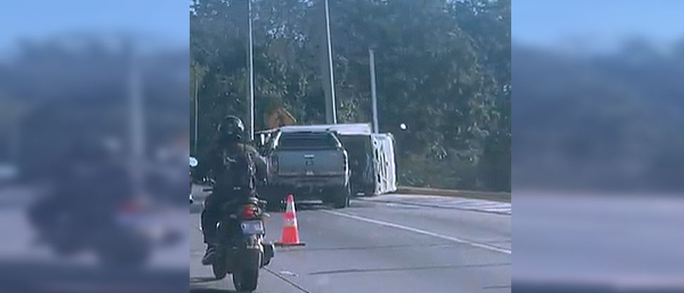 Reportan camión volcado en carretera al Puerto de La Libertad