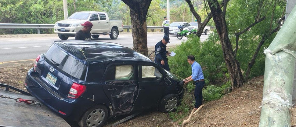 Conductor pierde el control del vehículo y choca contra un poste en ...