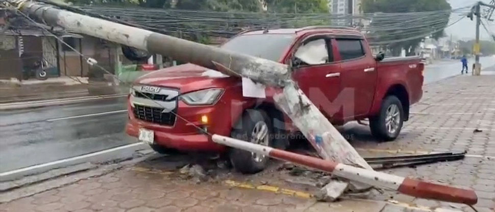 Vehículo resbala por lo liso de la carretera e impacta contra poste del tendido eléctrico