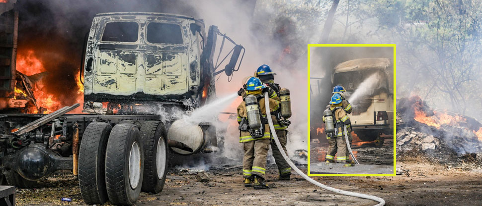 Varios vehículos se queman tras voraz incendio en taller automotriz en San Salvador